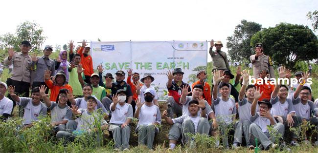 Siswa SMA Yos Sudarso Tanam 400 Pohon Penghijau di Bukit Mangsang