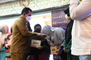 4.217 Ketua RT/RW se Batam Terima Insentif dari Pemprov Kepri,  Ansar : Peran RT dan RW Sangat Berat, Harus di Support