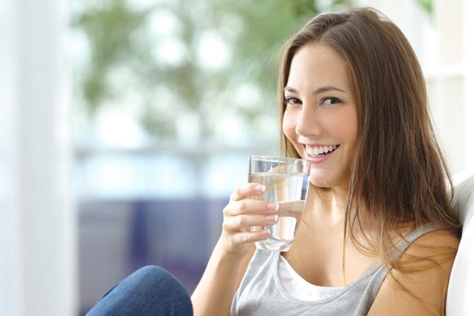 Manfaat Minum Air Putih di Pagi Hari Saat Perut Masih Kosong, Membersihkan Racun hingga Memperkuat Sistem Kekebalan Tubuh