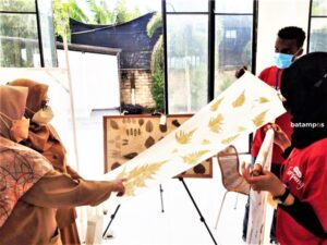 Hasil Karya Ecoprint Pengungsi Dipamerkan di Kampong Teripang, Kijang, Bintan