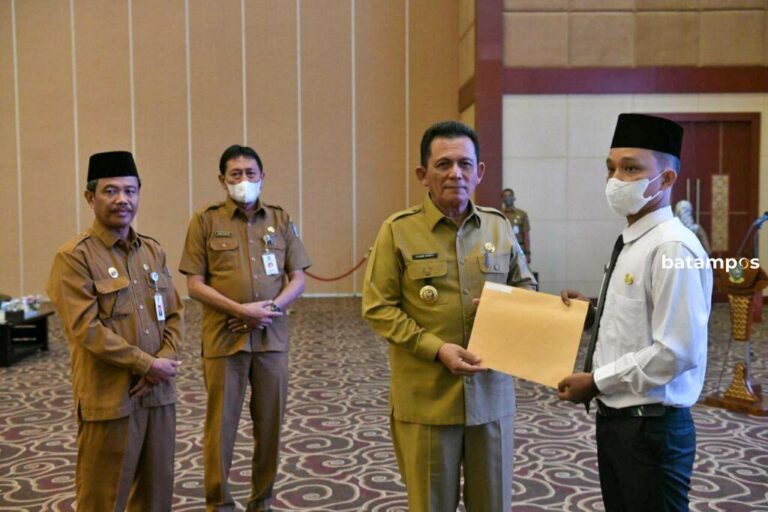 243 PPPK Guru Tahap II Terisi, Gubkepri Serahkan SK