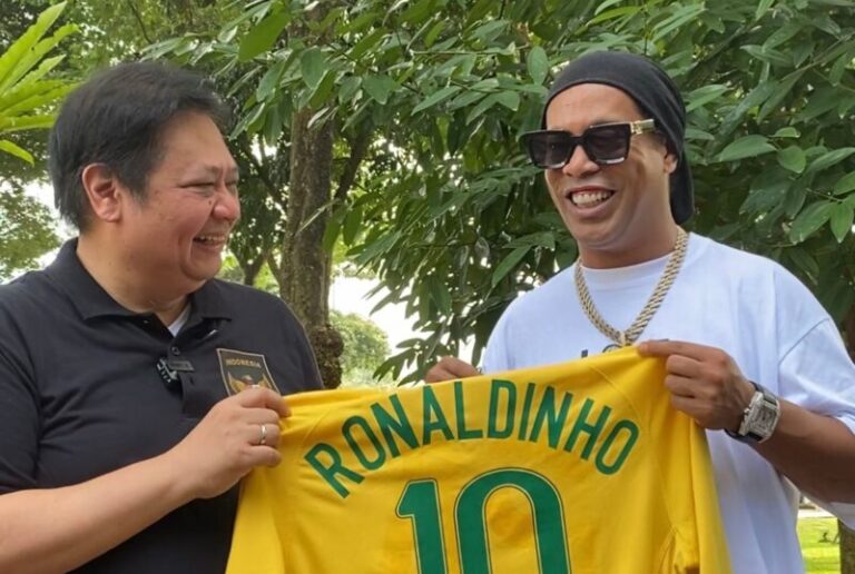 Bertemu Ronaldinho, Airlangga Tanyakan Rahasia Brasil Lahirkan Talenta Sepakbola