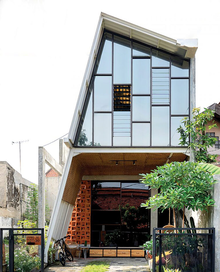 Di Fasad Asimetris pada Lebar Minimalis, Anyaman Bambu Perkuat Tema