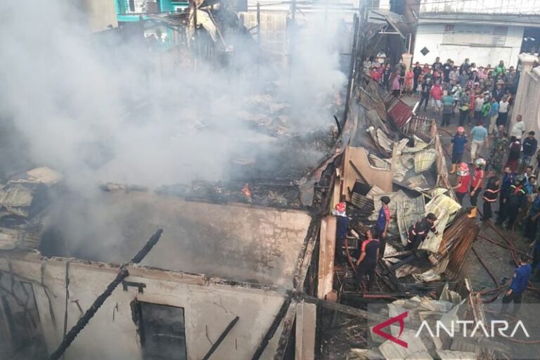 Kebakaran Hebat Terjadi di Jalan Nias Palembang