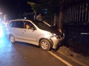 Hilang Kendali, Mobil di Tanjungpinang Tabrak Pohon