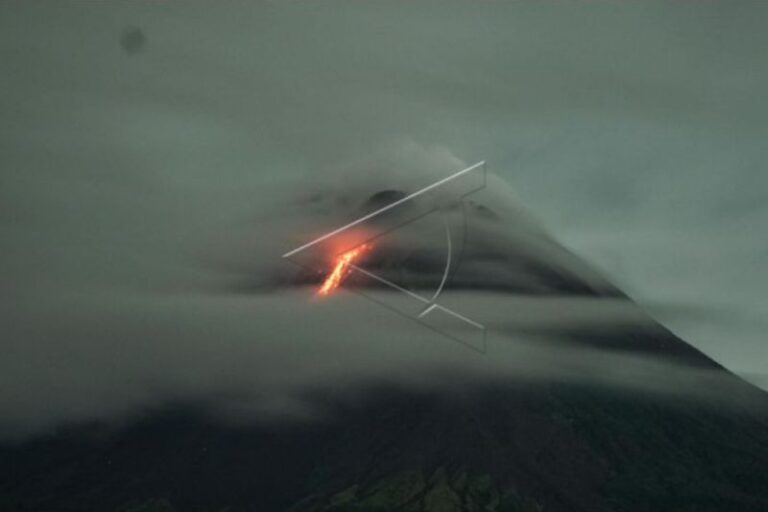 Merapi Luncurkan Lava Pijar Sejauh 1,8 Km