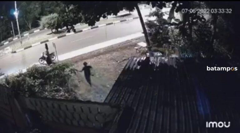 Pencuri Bawa Kabur Burung Peliharaan, Terekam CCTv