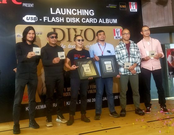Album Divo Dirilis Ulang Bentuk USB Flash Disk Card