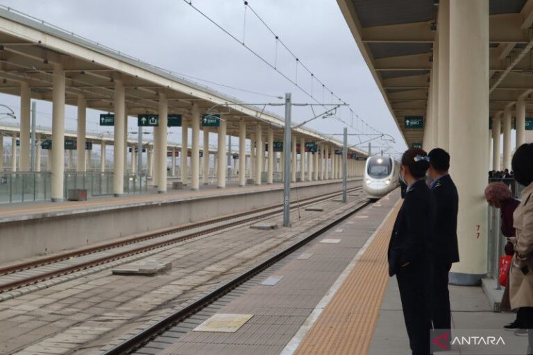 825 Km Jalur Kereta Api China di Atas Gurun