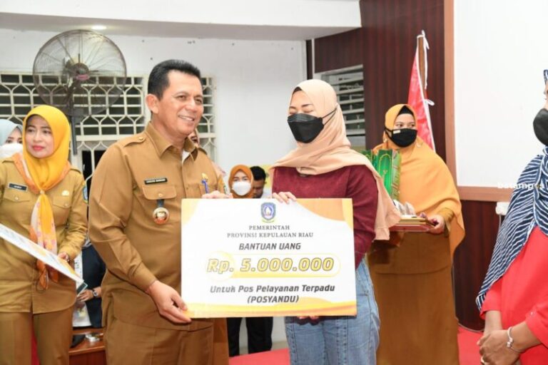 Gubernur Kepri Beri Bantuan ke RT, RW, Posyandu dan Transportasi Siswa di Batam