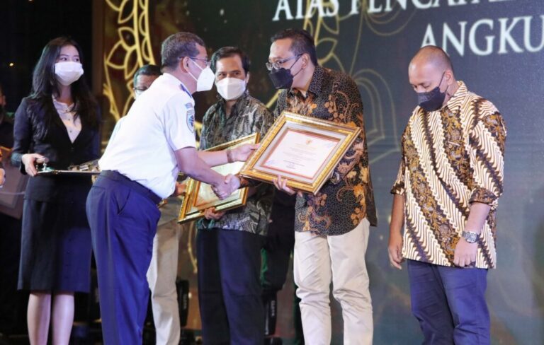 Kemenhub Berikan Penghargaan Pada Jawa Pos