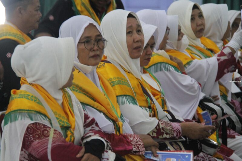 Suasana Haru Keluarga Liputi Pelepasan JCH Batam 1 Jemaah Calon Haji 3 F Cecep Mulyana scaled e1655191152479