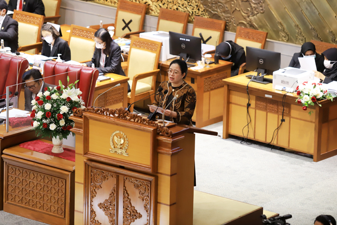 Puan Pimpin Rapat Paripurna Pengesahan Calon Anggota DKPP
