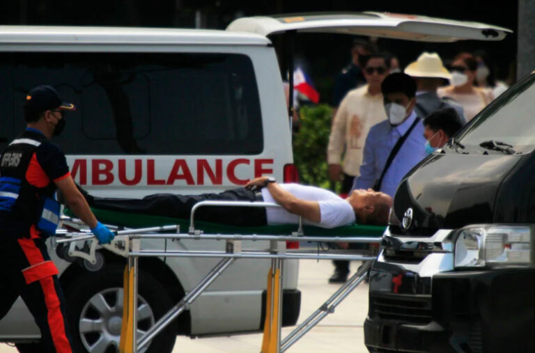 Menteri Pertahanan Filipina Pingsan Saat Upacara Kemerdekaan Berlangsung