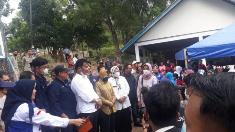 Mensos Risma Siapkan Program Pemberdayaan Ekonomi untuk Suku Laut Batam