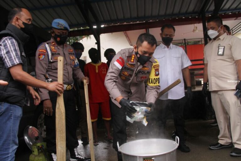 Polisi Rebus Ratusan Gram Sabu dan Bakar Ganja
