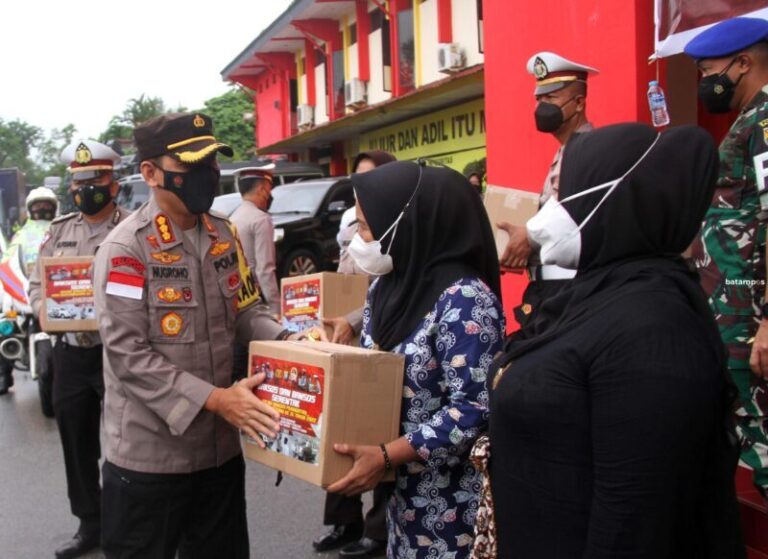 Polresta Barelang Bagikan 300 Paket Sembako di 16 Lokasi