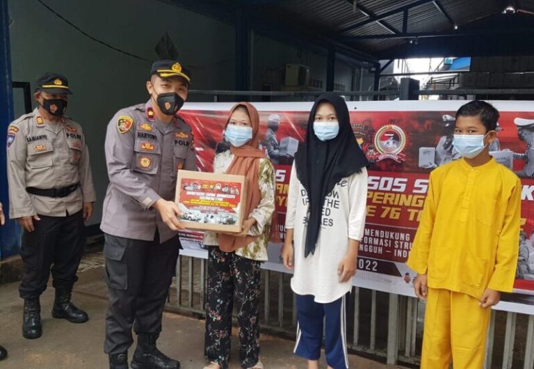 Polsek Lubukbaja Berbagi ke Anak Yatim dan Purnawirawan