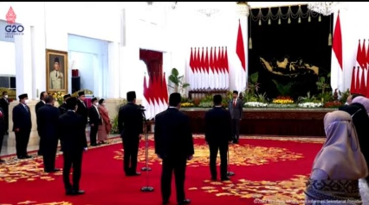Jokowi Resmi Lantik Zulkifli Hasan dan Hadi Tjahjanto Jadi Menteri dan 3 Wakil Menteri