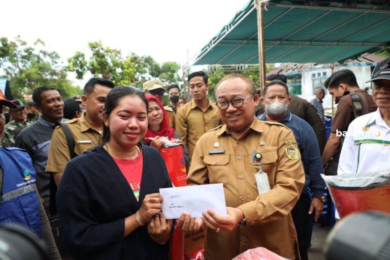 Sekda Karimun Salurkan Bantuan Kepada Korban Puting Beliung
