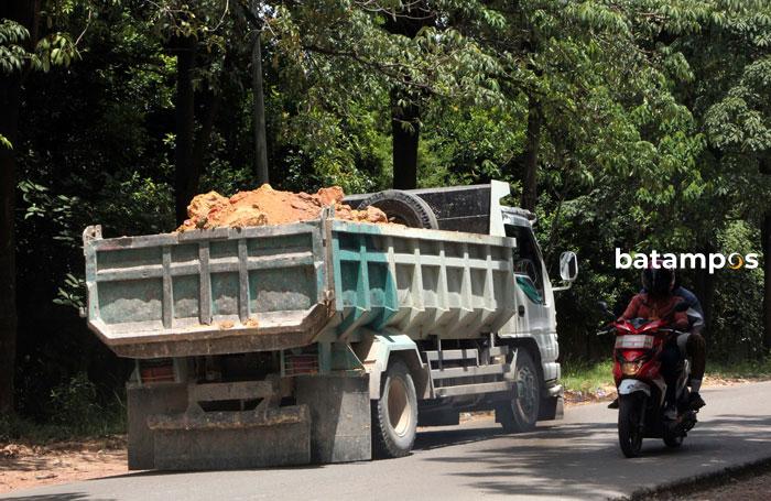 Truk Pengangkut Tanah Sebabkan Jalan Becek dan Licin