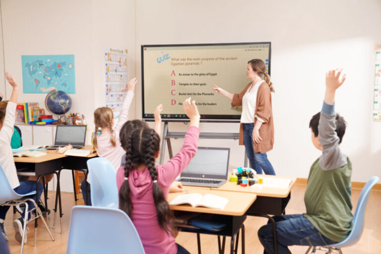 Pakaian Layak Pakai Diberikan untuk Pengungsi di Indonesia