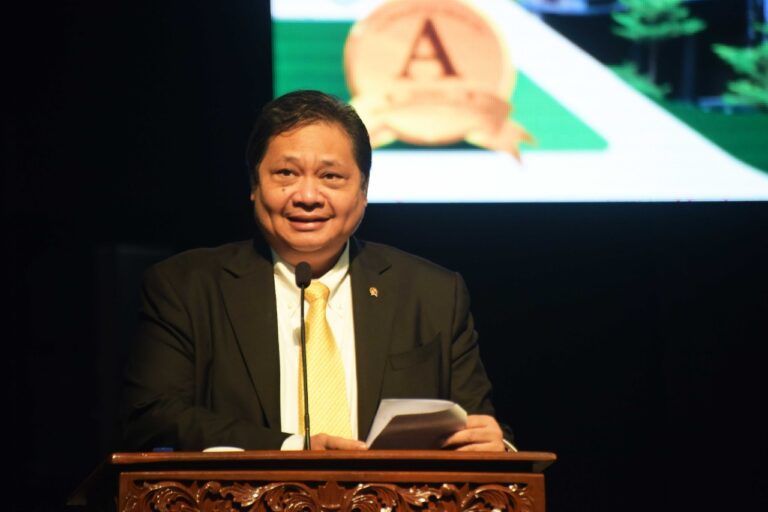 Menko Airlangga Harapkan Wisudawan Universitas Nasional Berprestasi dan Mengharumkan Nama Bangsa