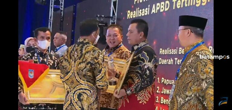 Pemda yang Realisasi Belanja APBD-nya Tertinggi di 2021, Pemprov Kepri Terima Penghargaan dari Mendagri