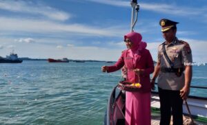 Kenang Jasa Pahlawan, Kapolres Bintan Tabur Bunga di Laut Perbatasan Tanjunguban dan Batam dari Atas KN Rantos