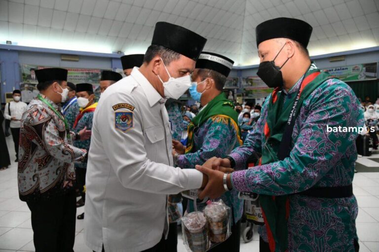 Gubkepri Lepas 449 JCH Kloter Pertama Embarkasi Batam, Titip Doa untuk Keberkahan Kepri
