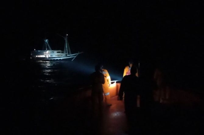 Tim SAR Evakuasi 26 Wisatawan Asing yang Terjebak di Kapal Mati Mesin