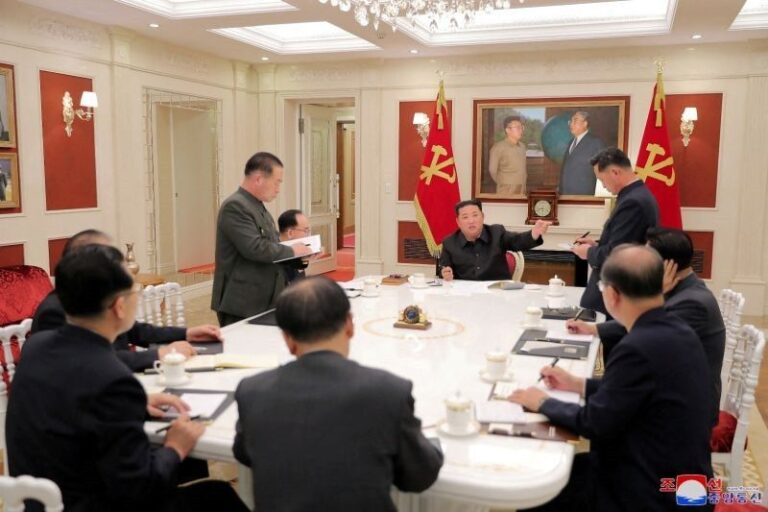 Kim Jong Un Pimpin Rapat di Tengah Gelombang Pandemi Covid-19