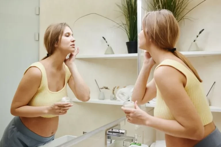 Perawatan Kulit untuk Ibu Hamil, Hindari Retinol hingga BHA