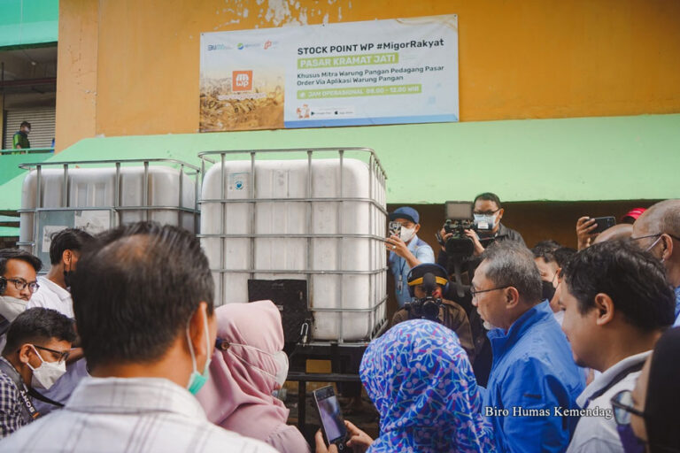 Sidak ke Pasar Kramat Jati, Mendag Pastikan Stok Migor Curah Aman Dengan Harga Terjangkau