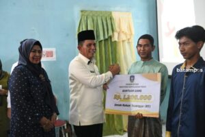 Gubernur Ansar Berikan Bantuan Insentif RT/RW dan Posyandu di Jemaja