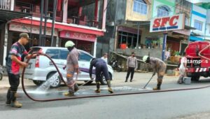 Biar Tak Ada Celaka, Damkar Bersihkan Minyak Tumpah di Jalan Permaisuri Tanjunguban