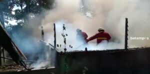 Diduga Mau Ngusir Lebah Pakai Cara Diasapi, Rumah Kosong di Desa Teluk Sasah, Lobam Terbakar