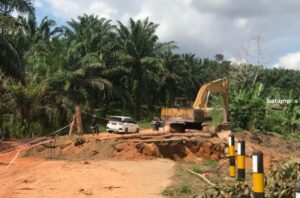 Alat Berat Diturnkan ke Jalan Ambles di Tirta Madu, Bintan, Tujuannya…