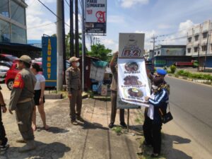 Satpol PP Copot Reklame Kedai Makanan, Ini Penyebabnya..