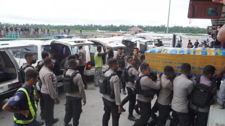 Dari Penyerangan KST, Menunduk, Tetap Kena Tembak di Tangan
