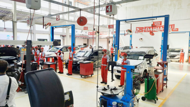 Servis Kendaraan sambil Menikmati Hidangan yang Disediakan