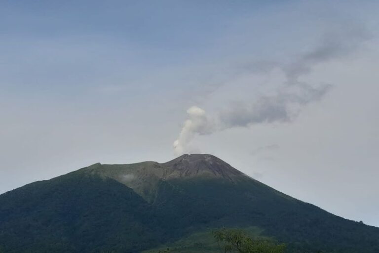 Hujan, Gunung Gamalama Keluarkan Asap Putih