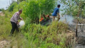 Personel Sat Binmas Polres Karimun Berjibaku Padamkan Api