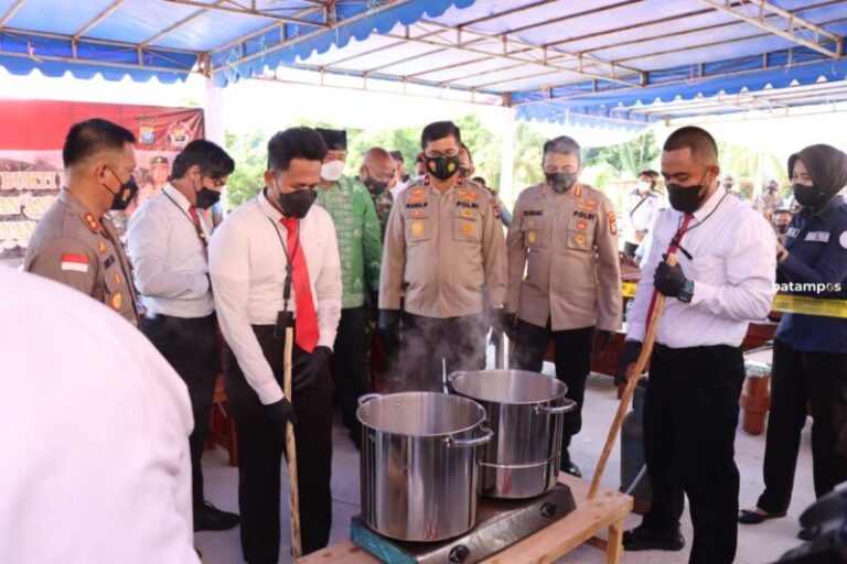 Polda Kepri Musnahkan 48,4 Kilogram Kokain yang Ditemukan Nelayan di Laut