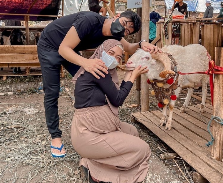 Tahun Pertama Ria Ricis dan Teuku Ryan Berkurban Bareng