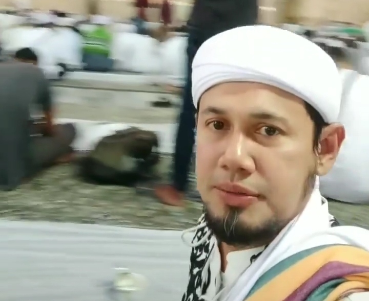Ustaz Guntur Bumi dan Jamaah Haji Menangis di Padang Arafah