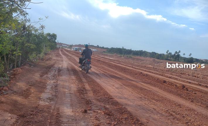 Jalan Tanah Tak Kunjung Dibeton, Warga Sambau Kecewa