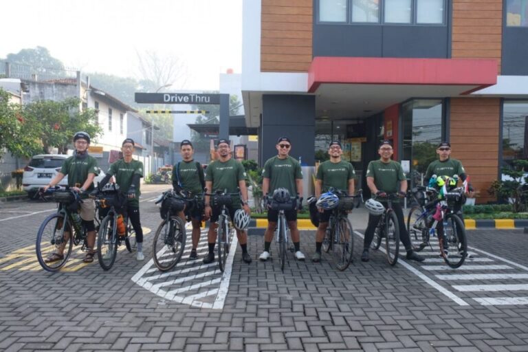 Bersenang-senang dengan Bersepeda, Bersepeda sembari Berbagi Kesenangan