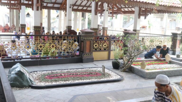 Ke Makam Gus Dur di Tebuireng, Jombang, Peziarah Tak Henti Mengalir
