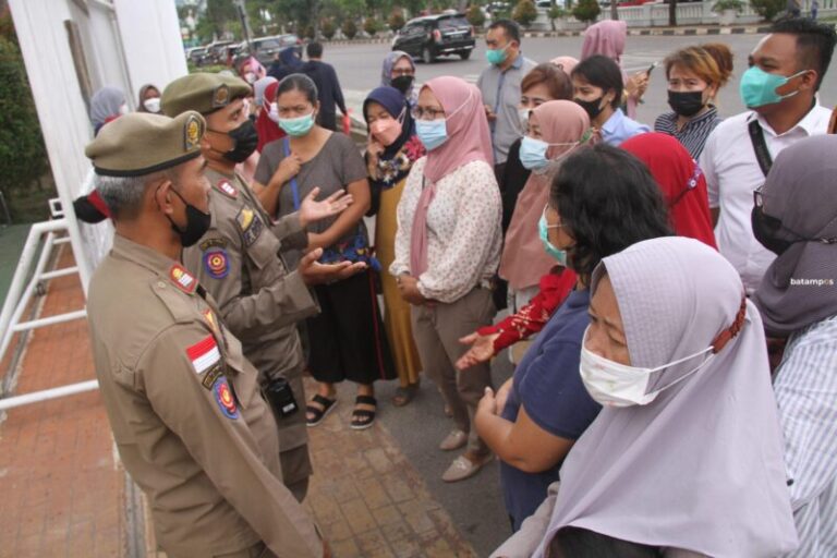 Tak Sanggup Biaya Swasta, Orangtua Bertahan Menunggu Sekolah Negeri